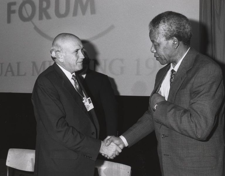 De Klerk con Nelson Mandela en 1992 reuniéndose en el Foro Económico Mundial de Davos