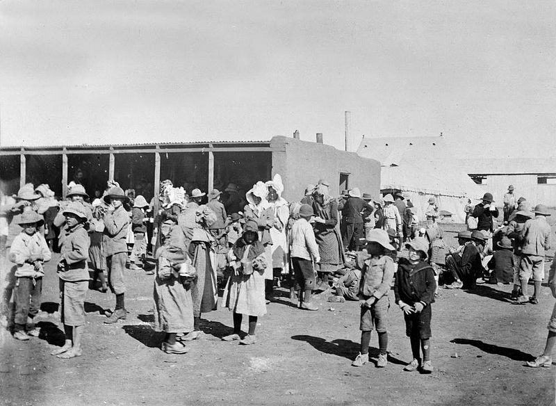 Niños y mujeres bóer en un campo de concentración durante la Segunda Guerra de los Bóer (1899-1902).