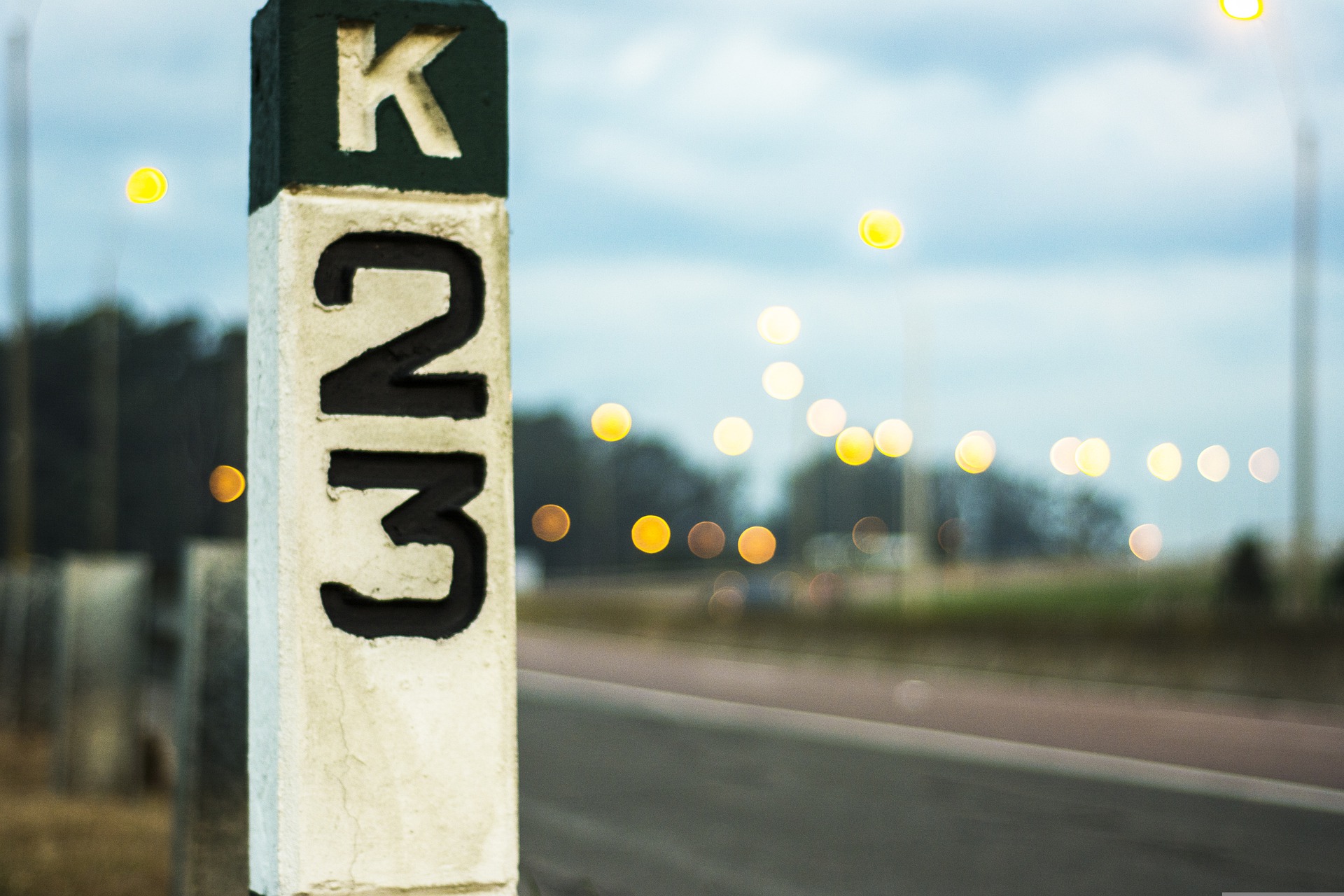 mojón del km 23 en una ruta