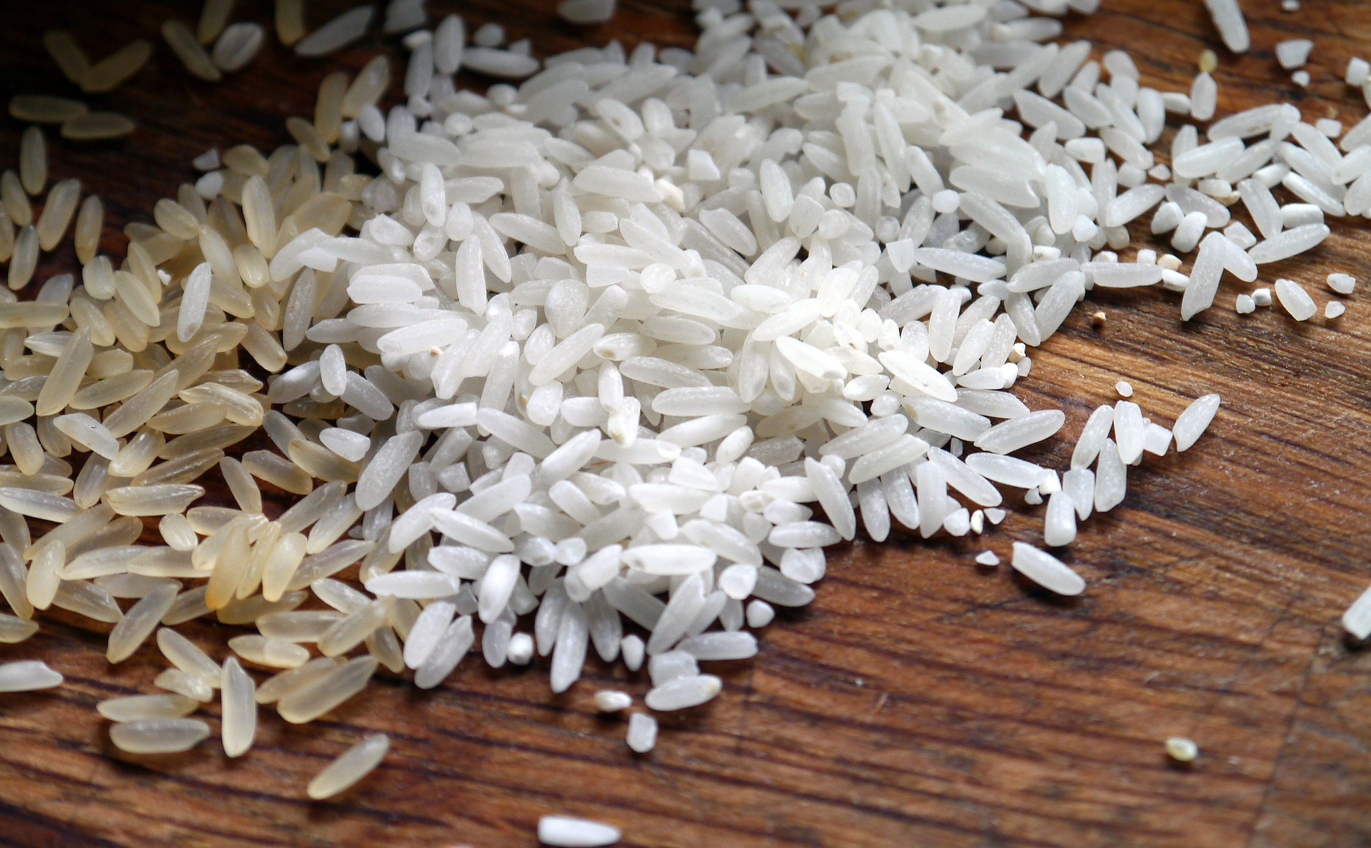 arroz blanco esparcidos sobre una superficie plana