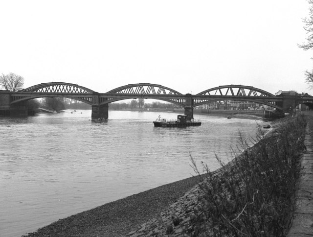 Puente de hierro del ferrocarril sobre el río Támesis reconstruido en 1895.