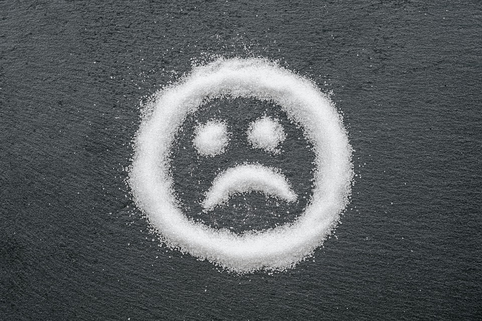 Emoticón de rostro infeliz realizado con polvo de azúcar 