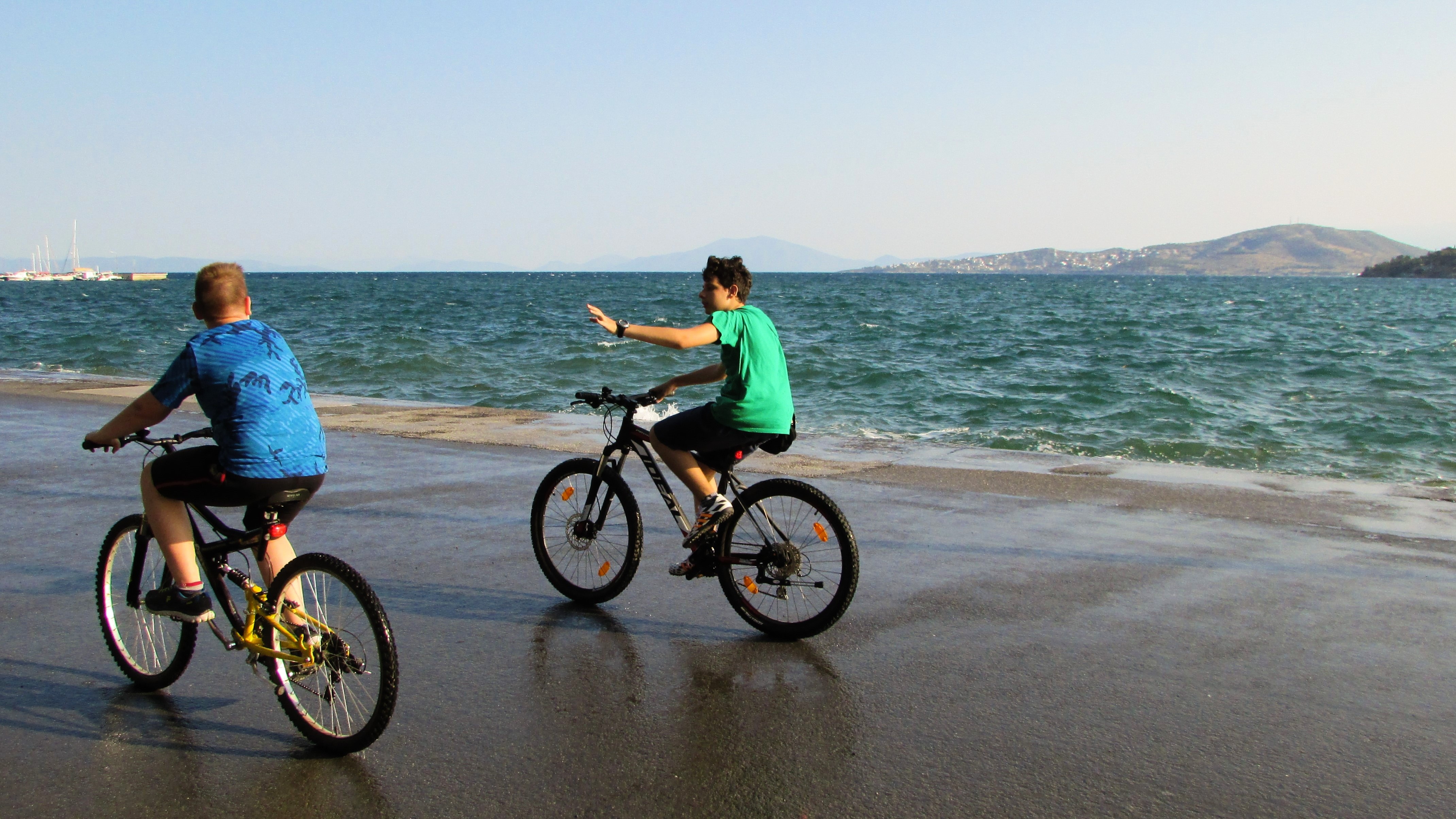 niños en bicicleta