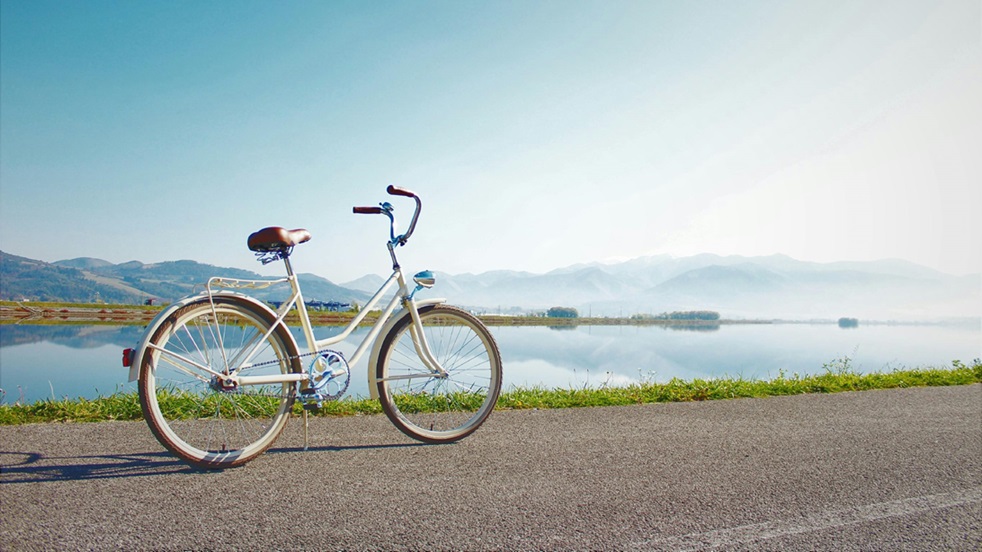 Bicicleta junto al río 