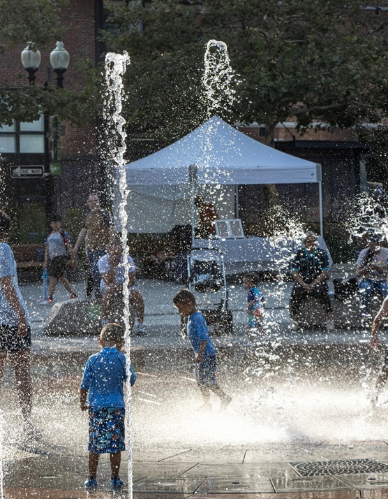 Niños jugando en el agua