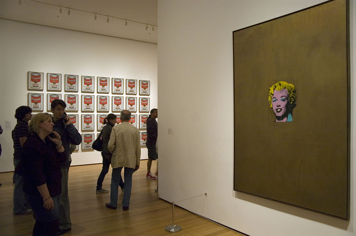 Sala del Museo de Arte Moderno de Nueva York con obras de Andy Warhol