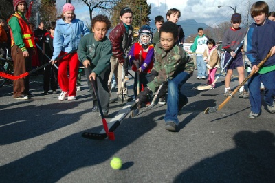 Niños disputandose la bocha en la calle