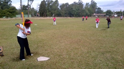 bateo La exembajadora Julissa Reynoso se aporonta para intentar batear un lanzamiento de la pitcher
