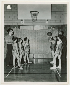 foto en blanco y negro de niños practicando básquetbol en la decada de 1950