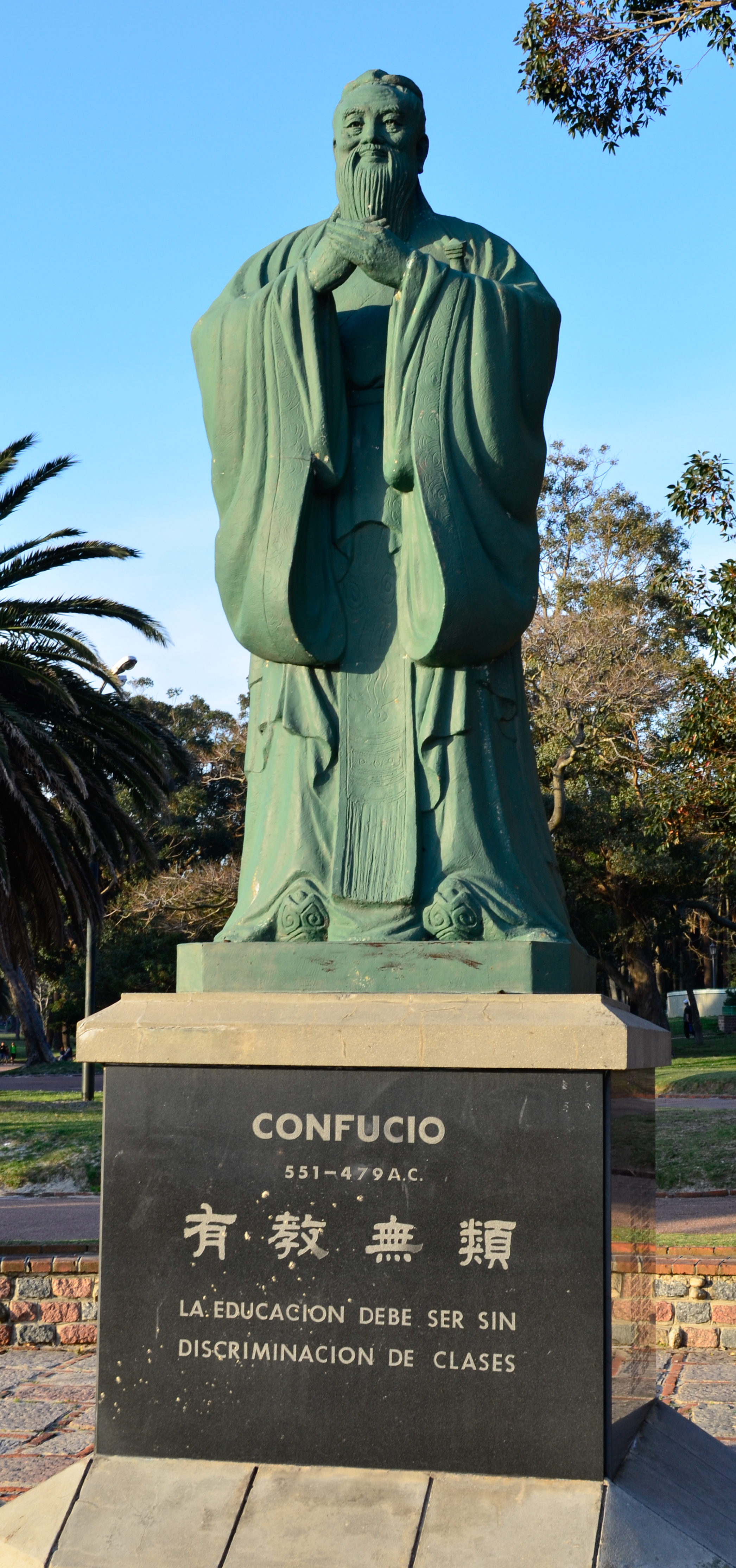 Fotografía del monumento a Confucio ubicado en Parque Rodó (Montevideo)