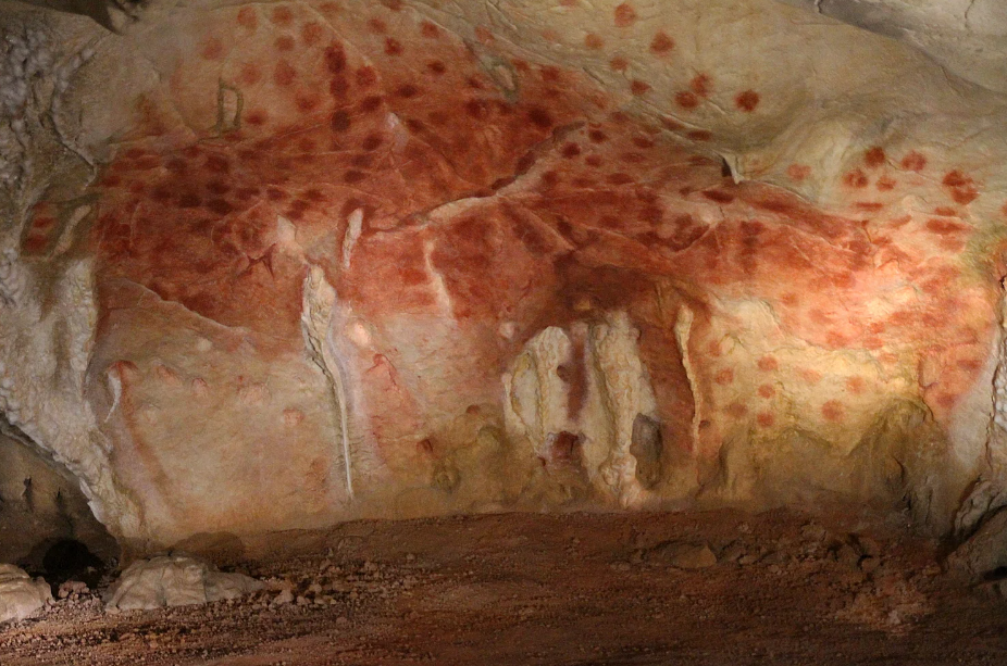 Réplica del conjunto de puntos rojos que se observa en la cueva Chauvet que se puede ver en The Cavern . 