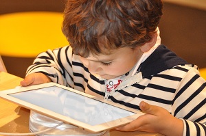 Niño usando tablet
