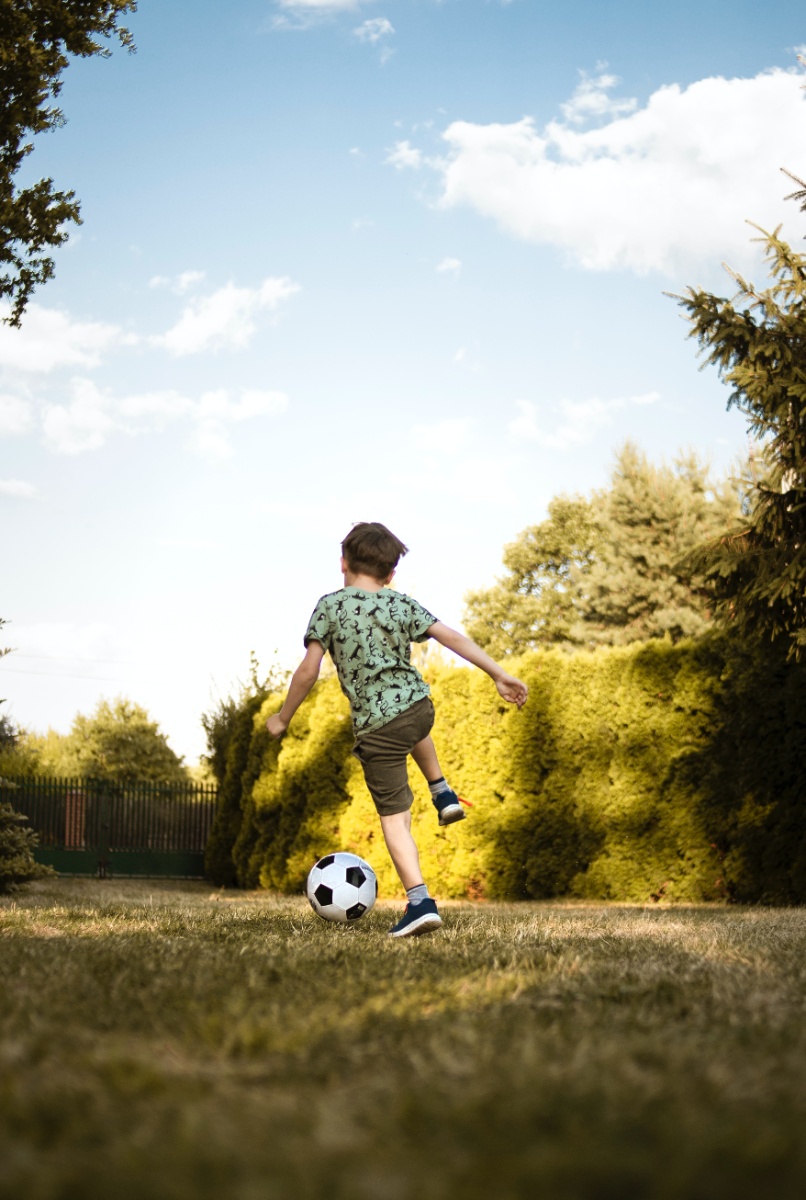 Niño Jugando Al Fútbol