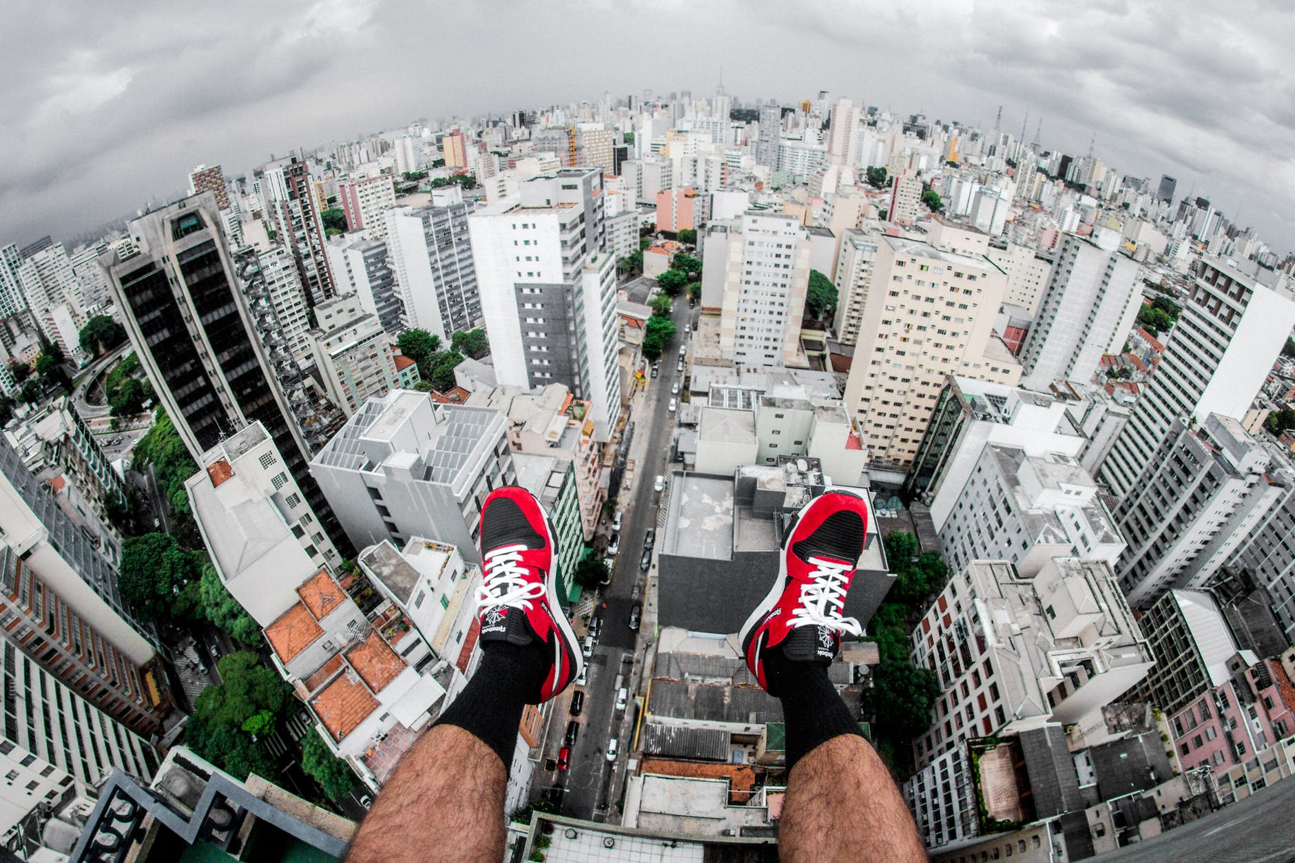 Imágen de una persona mirando la ciudad desde un edificio alto