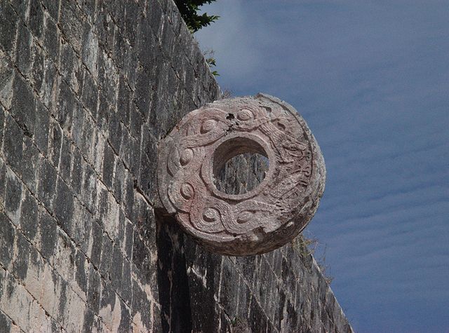 El juego de pelota mesoamericano conocido hoy como "ulama", fue un deporte con connotaciones rituales jugado desde el año 1400 a.c. Se practicaba tanto en la vida cotidiana como en celebraciones religiosas. A lo largo del tiempo ha atravesado distintas versiones.  Aparentemente cumplía la función de resolver distintos conflictos de diversas naturaleza: pleito por tierras, tributos, controles comerciales y otros.