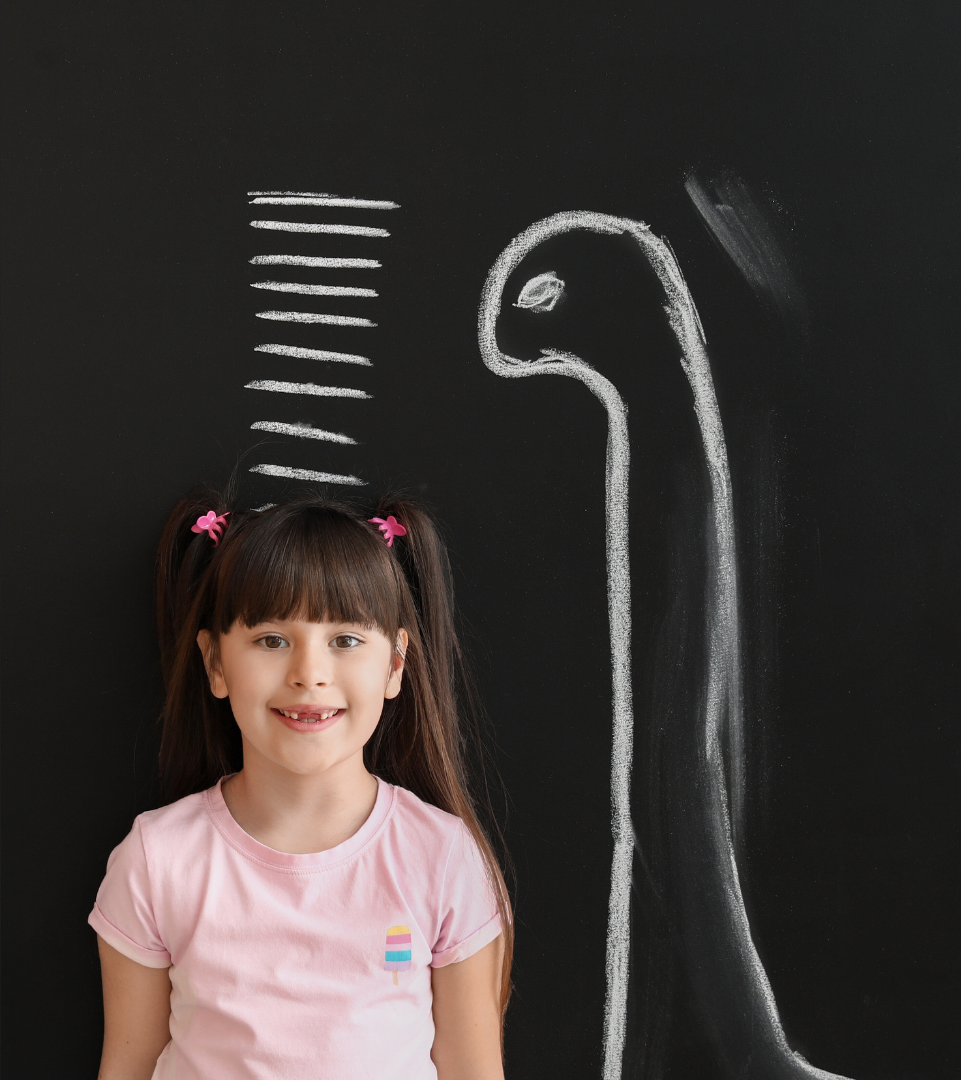 niña comparándose con marcas en la pared