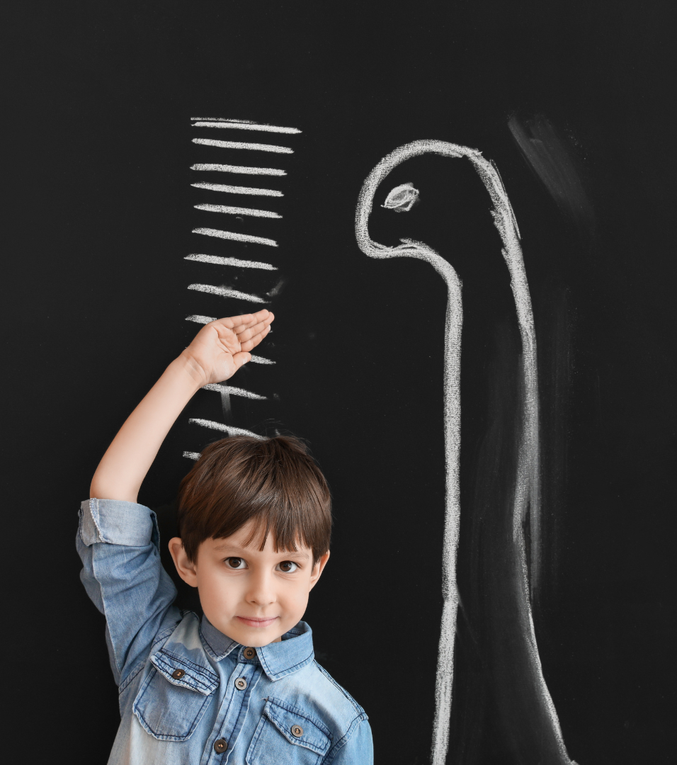 niño comparándose con marcas en la pared