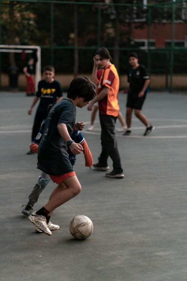 Adolescentes jugando fútbol