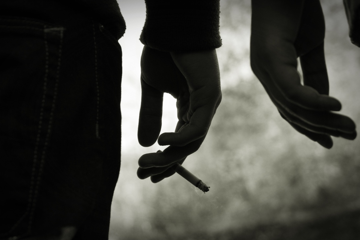 Adolescente fumando