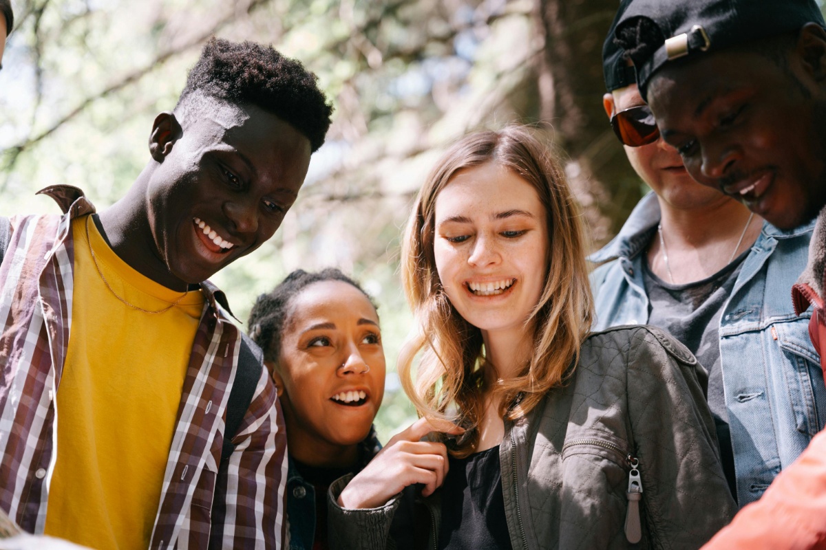 Adolescentes felices reunidos en el colegio
