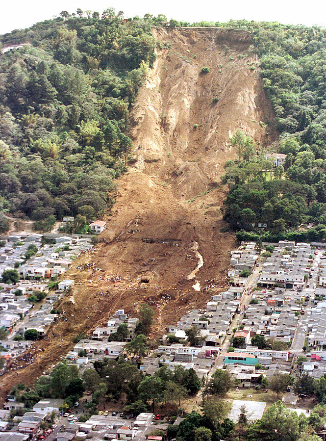 Avalancha de tierra y lodo en la colonia Las Colinas de Santa Tecla durante el terremoto en El Salvador, enero de 2001