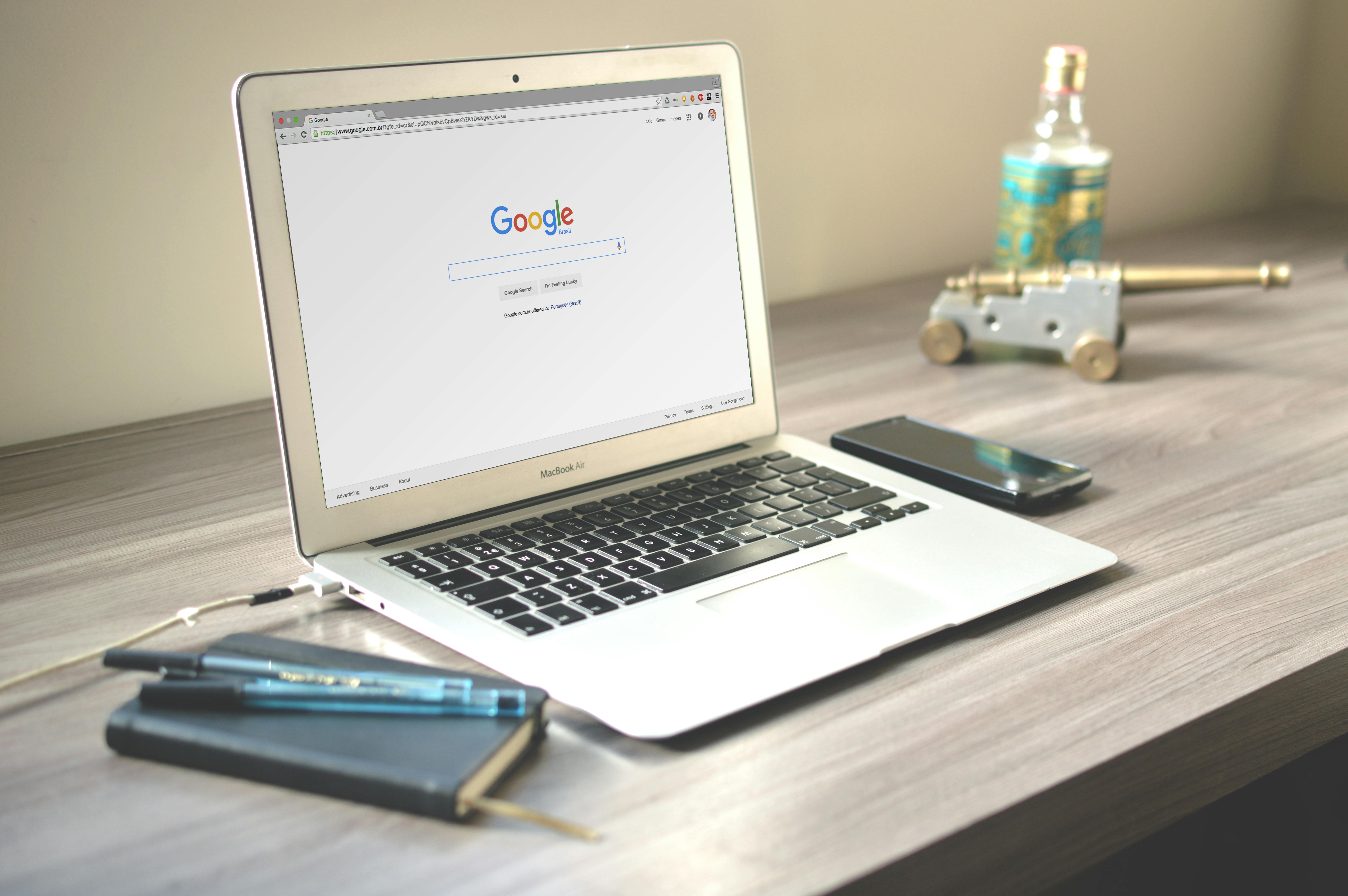 Computadora con página de inicio de Google