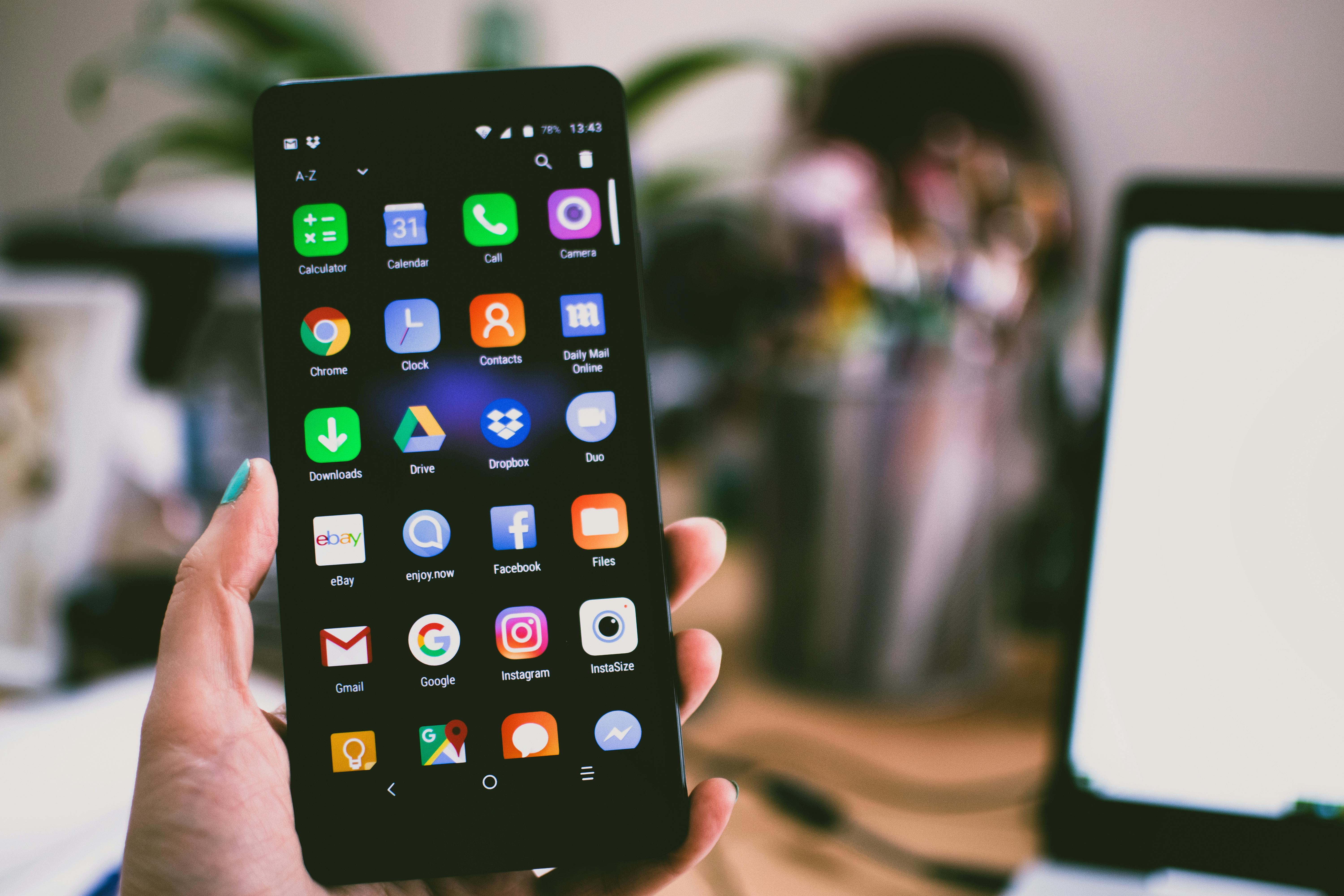 pantalla de inicio de celular con aplicaciones a la vista