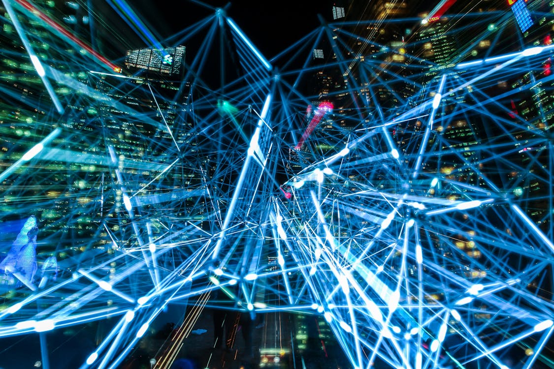 rayos de colores cruzados que simulan comunicaciones virtuales 