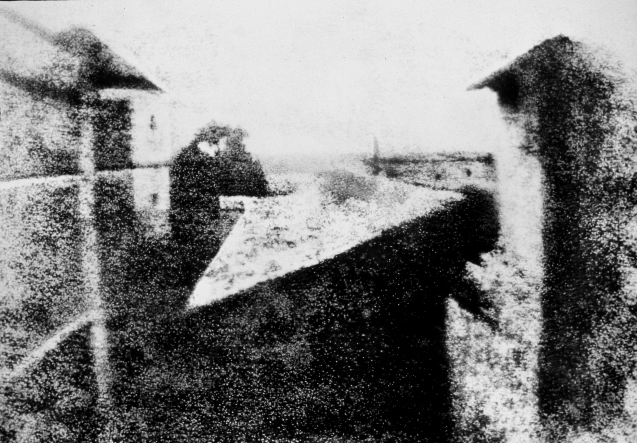 Vista desde la ventana en Le Gras. Fotografía original creada por Nicéphore Niépce en 1824