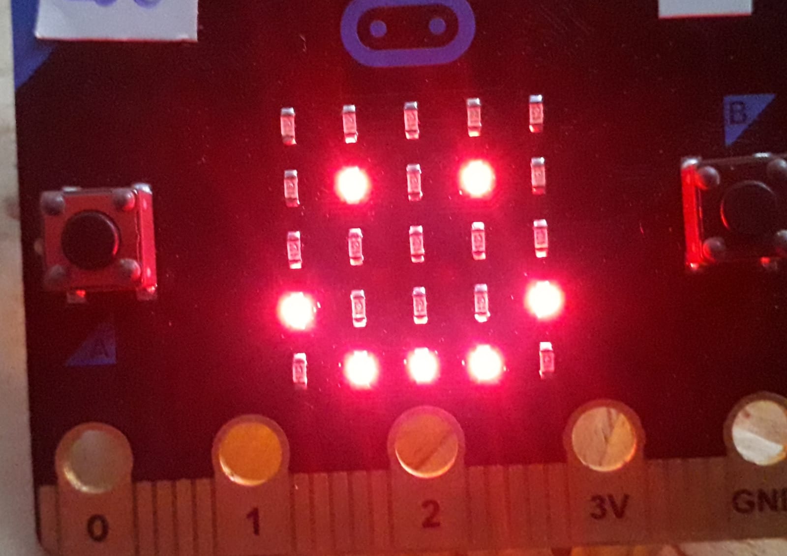 Micro:bit mostrando en pantalla de LEDs una Carita Feliz