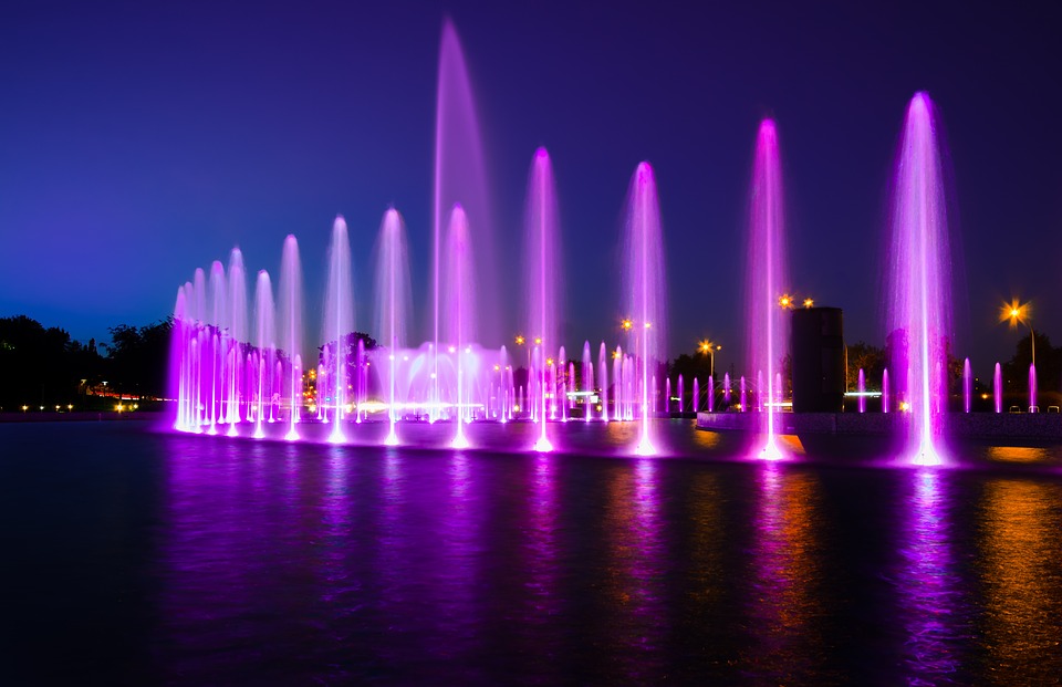 Fuente de agua iluminada con luz violeta