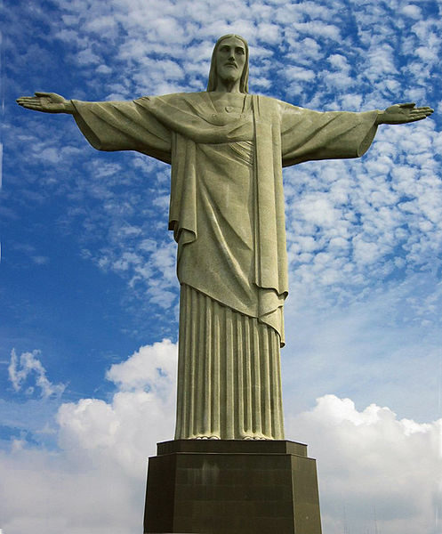 Escultura colosal de un Cristo de brazos abiertos