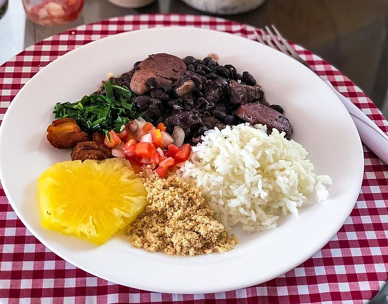 Feijoada: Alimento. Plato típico que incluye principalmente arroz y porotos negros. 