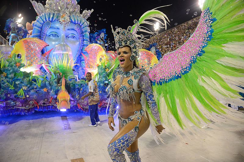 Una escola do samba desfila en el sambódromo