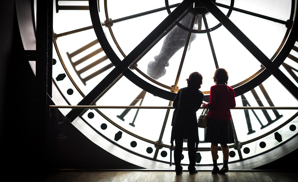 Niñas mirando un reloj gigante en la ciudad de París 