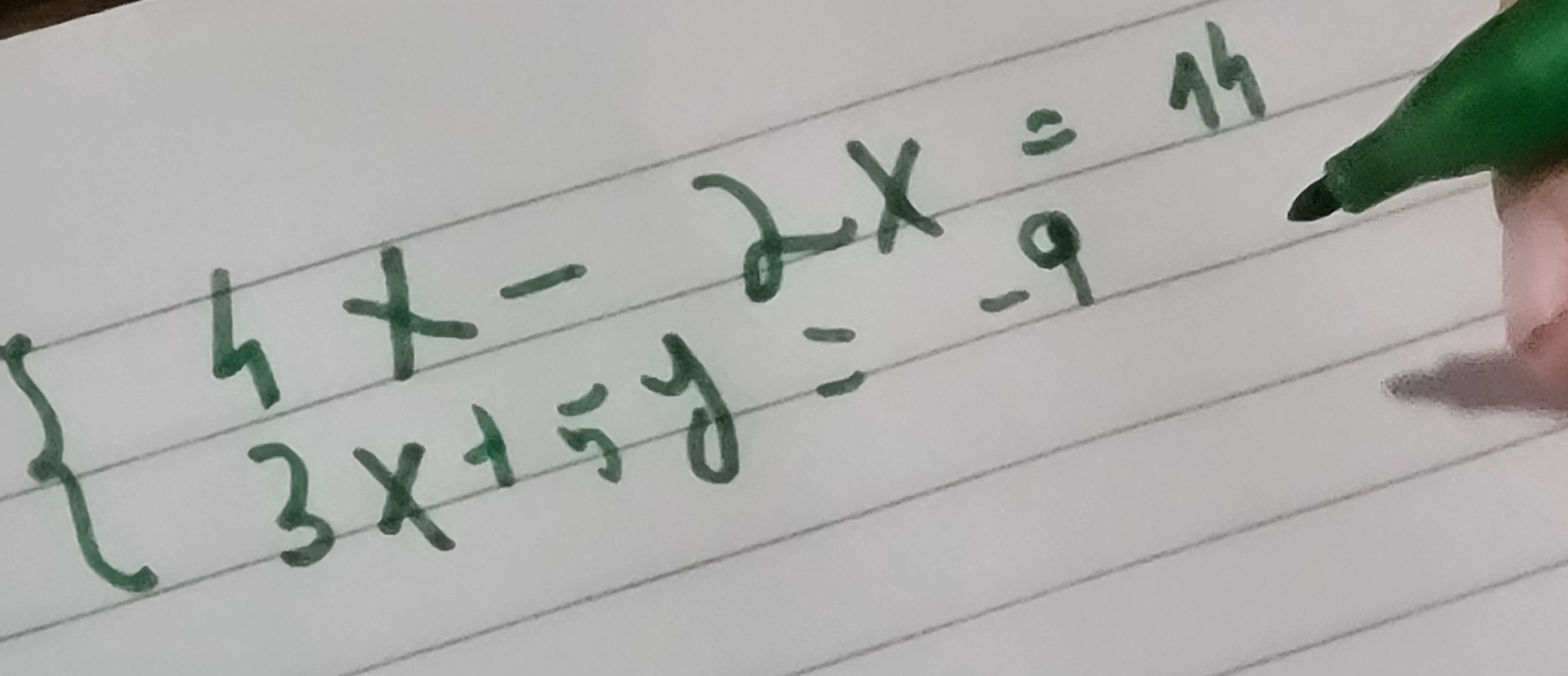 renglones de cuaderno escritos con fórmula de ecuaciones matemáticas 
