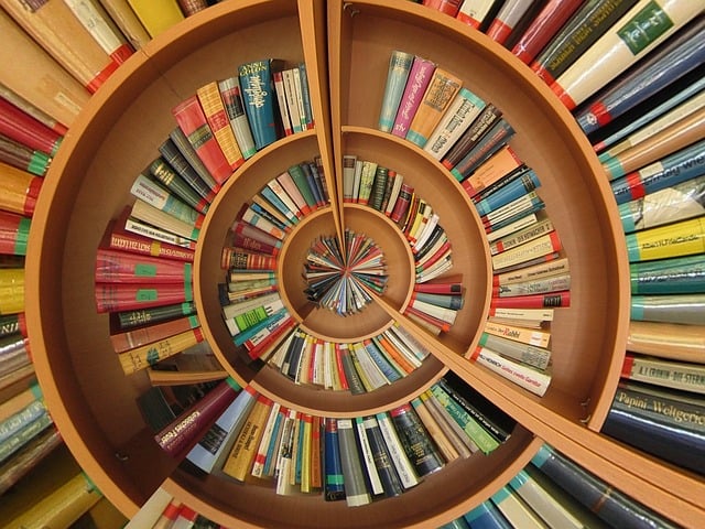 Biblioteca con estructura y estanterías en forma circular