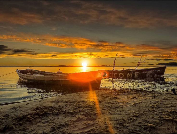 Vista de dos botes al atardecer en San Gregorio de Polanco (balneario de Tacuarembó)