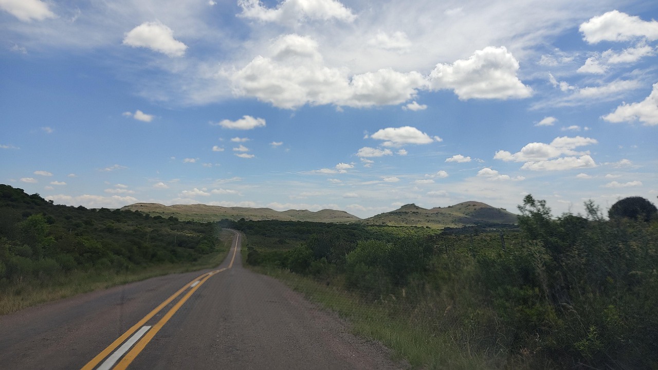 ruta y campo con paisaje de cerros de Tacuarembó 