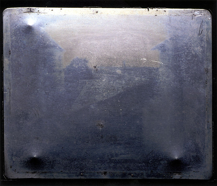 Primera fotografía de la historia: placa de metal sobre la que se fija la imagen de un paisaje en blanco y negro.