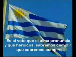bandera uruguaya con versos del himno nacional 