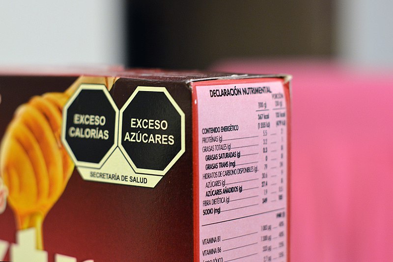 Etiquetado frontal mexicano en una caja de cereal