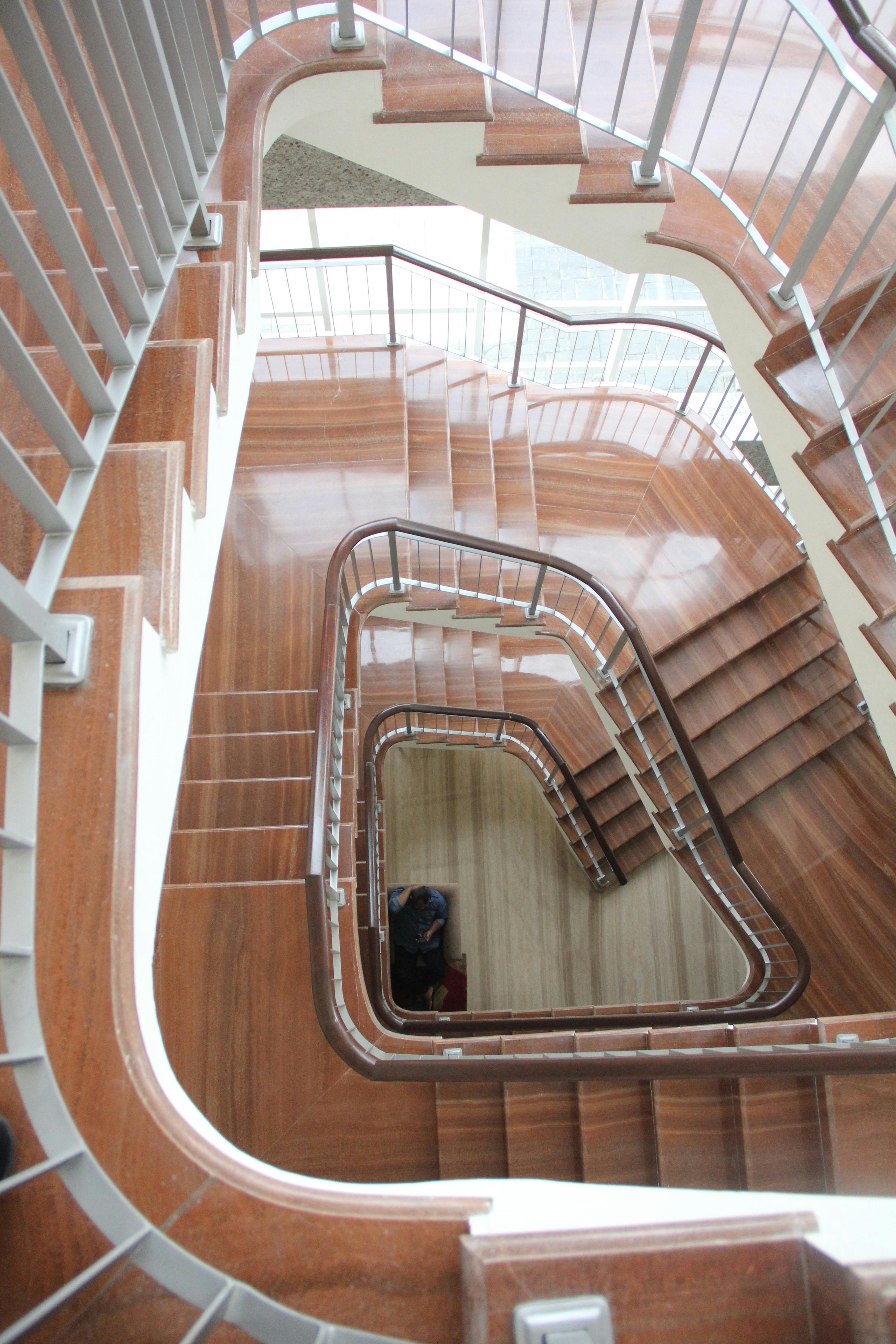 Escalera con escalinata en forma de espiral