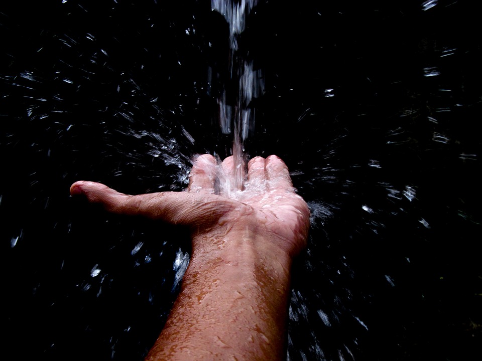 agua lluvia manos
