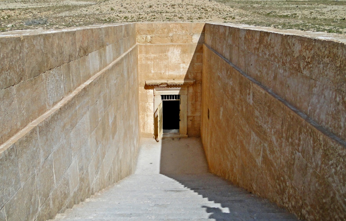 Entrada del hipogeo de los Tres Hermanos en la necrópolis suroeste de Palmira , Siria