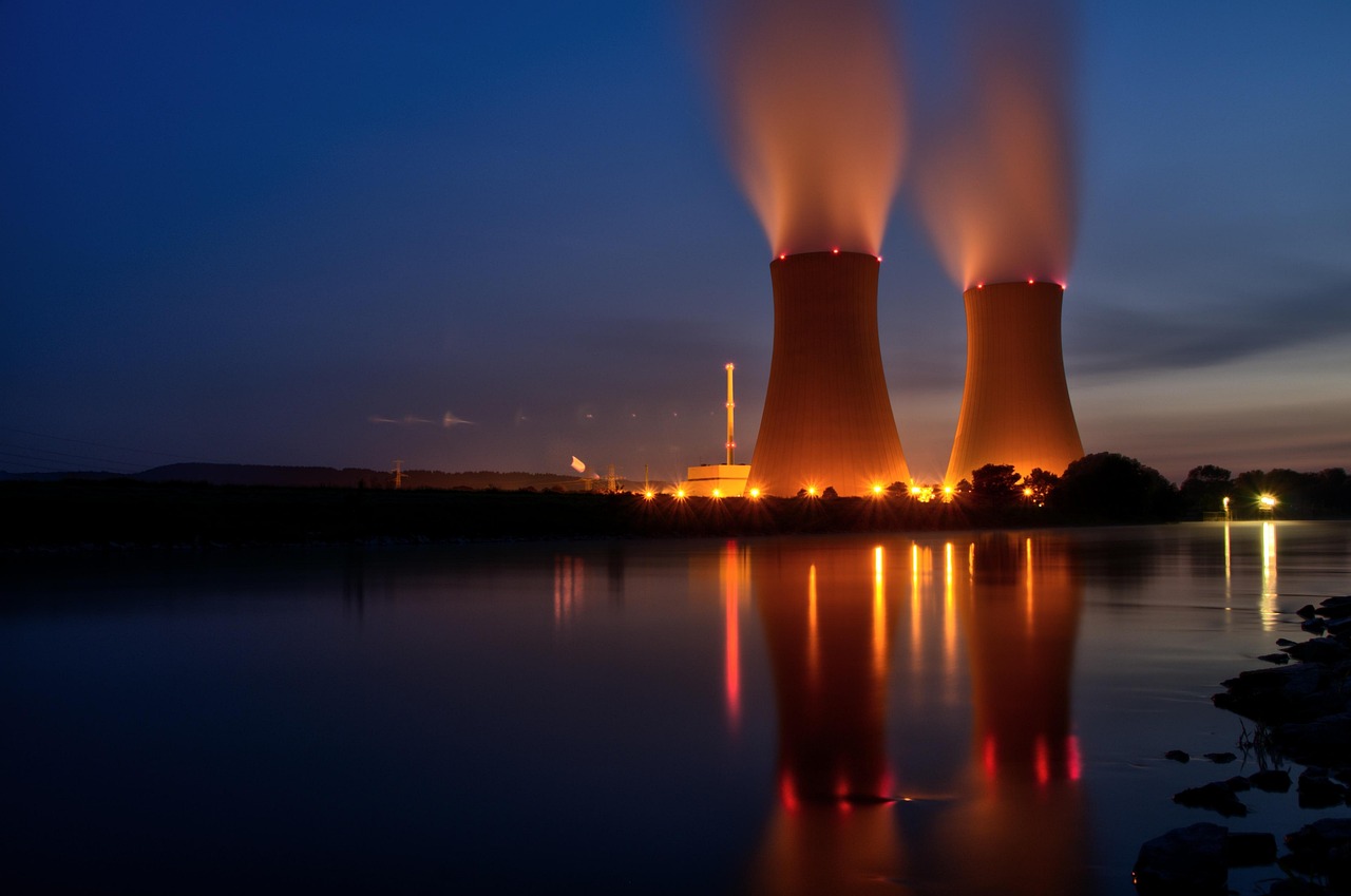 Planta de energía nuclear en funcionamiento, al borde de un río 