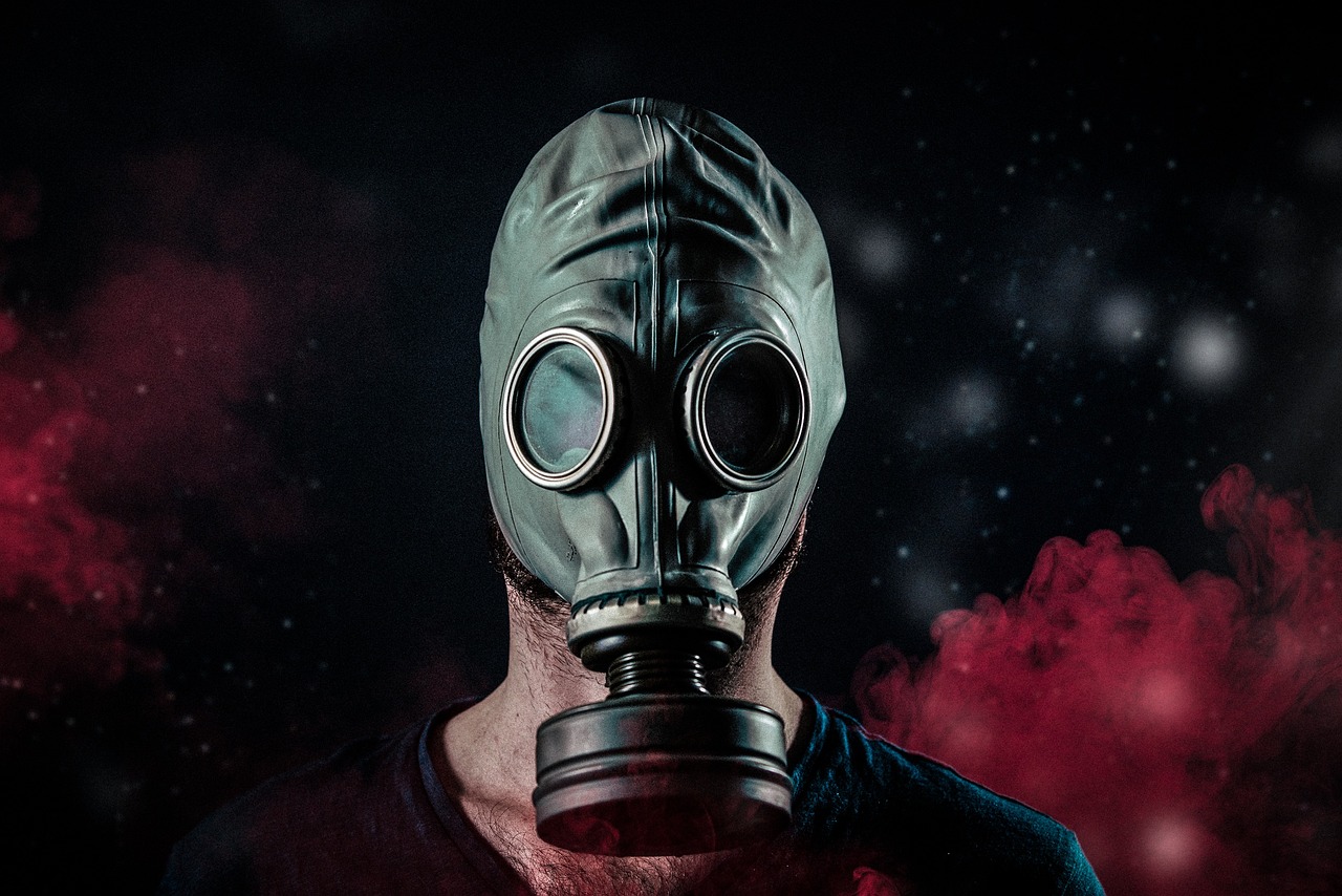 Hombre con una máscara protectora de gases y otros tóxicos