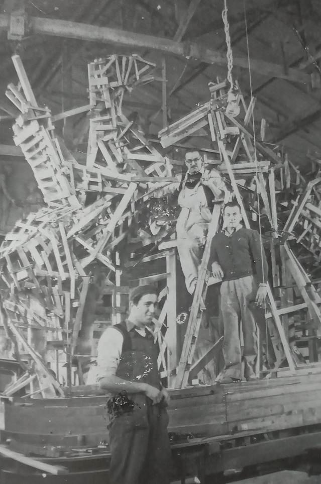 Fotografía en blanco y negro de Stelio Belloni junto a Gutierrez y Sosa, trabajando en El Entrevero