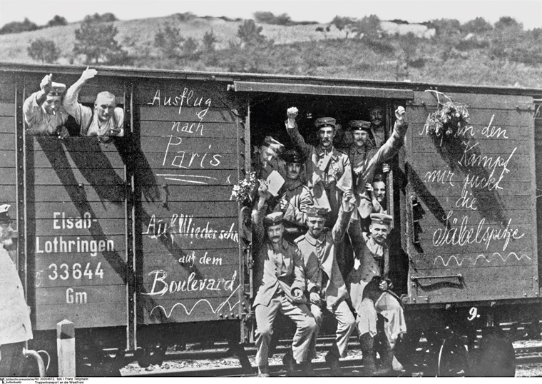 Soldados alemanes el 1 de agosto de 1914 en un vagón de mercancías. Las inscripciones en el vagón («de viaje a París») revelan las expectativas de los beligerantes de una rápida victoria