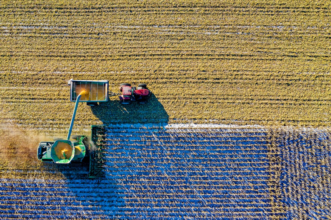 Vista aérea de tractor trabajando un campo. 